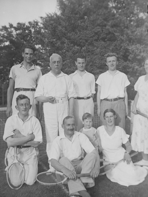 De ‘eerstelingen’ van HTC, die vanaf 1932 als leden van ‘Doe Je Best‘  aan de Raadhuislaan hun tennistalenten tentoonspreiden. (Foto familie Waterbolk)